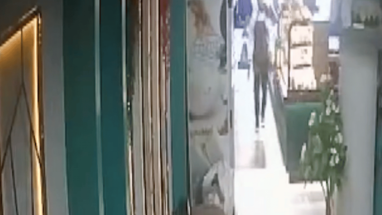 Foto - İstanbul'da iş yerinin önünde yapılan temizlik rahatsız etti: Çekiçle saldırdı! Tehdit etti.. Sebep olan olayı ilk kez duyacaksınız