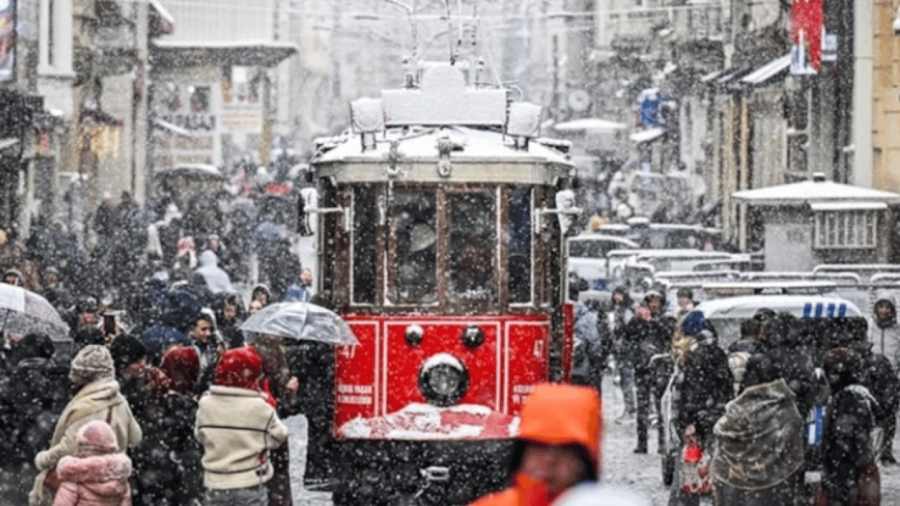 İstanbul'da kar kapıya dayandı! AKOM o günü işaret etti!