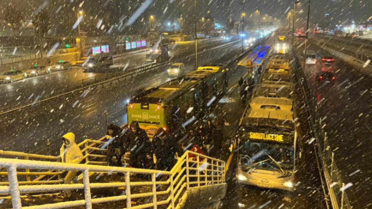 Foto - İstanbul’da kar manzarası! Şehir tamamen beyaza büründü