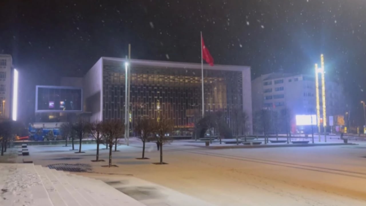 İstanbul’da kar manzarası! Şehir tamamen beyaza büründü