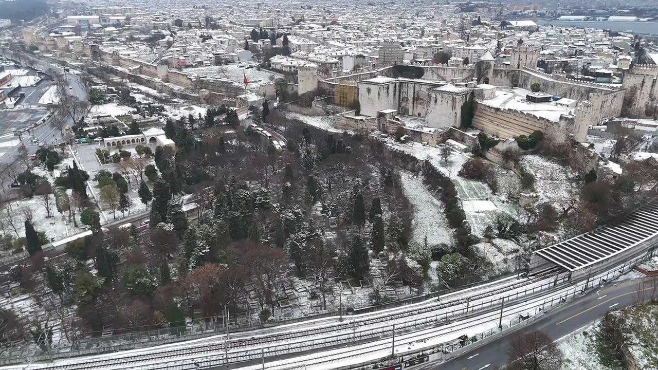 Foto - İstanbul'da kar yağışı görüntülendi! Tarihi yarımada beyaz gelinliğini giydi!