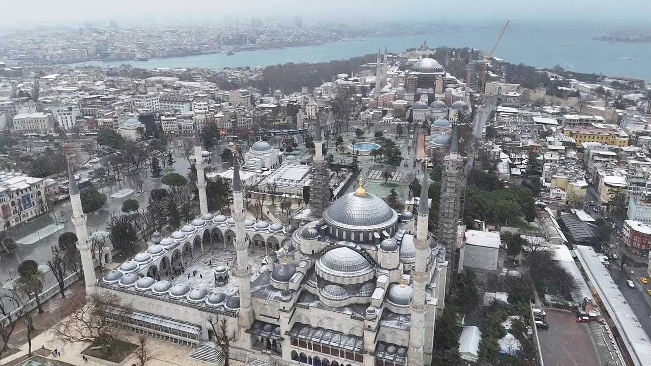Foto - İstanbul'da kar yağışı görüntülendi! Tarihi yarımada beyaz gelinliğini giydi!