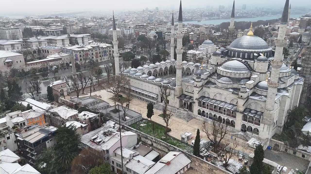 İstanbul'da kar yağışı görüntülendi! Tarihi yarımada beyaz gelinliğini giydi!