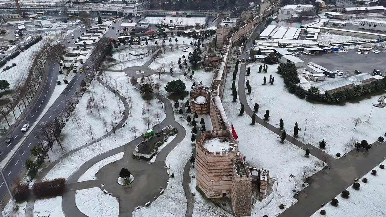 Foto - İstanbul'da kar yağışı görüntülendi! Tarihi yarımada beyaz gelinliğini giydi!