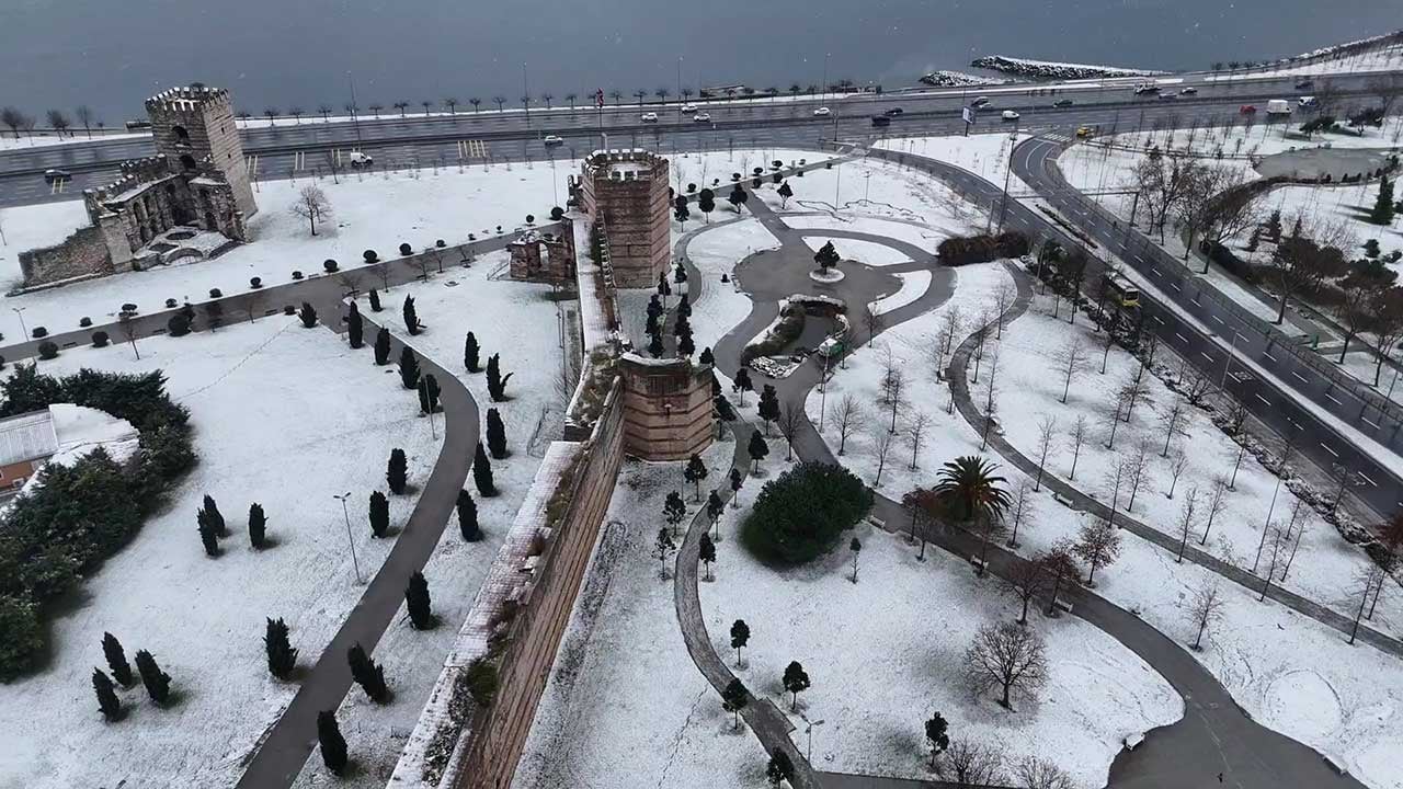 Foto - İstanbul'da kar yağışı görüntülendi! Tarihi yarımada beyaz gelinliğini giydi!