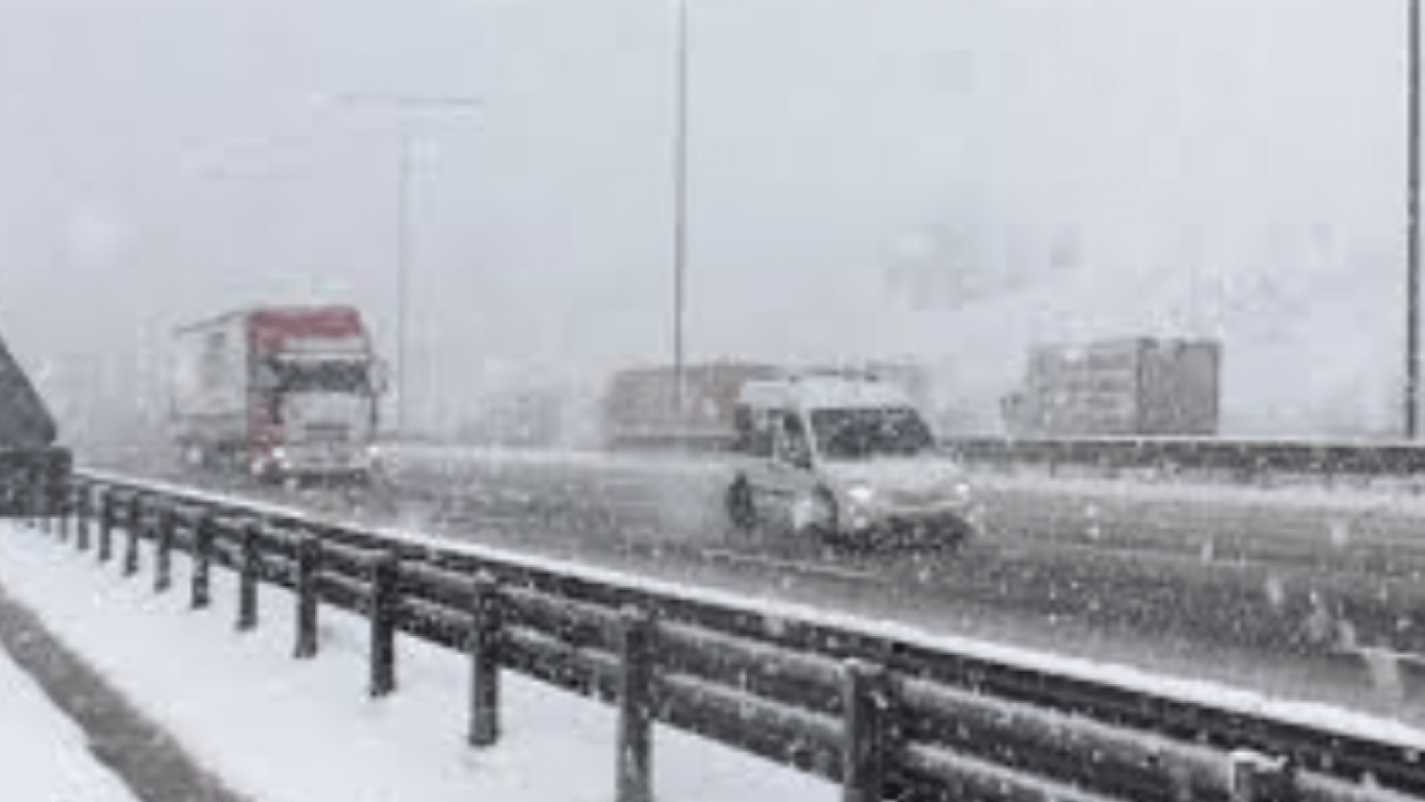Foto - İstanbul’da kar yağışı ulaşımı felç etti: Trafik yoğunluğu yüzde 81’e fırladı!