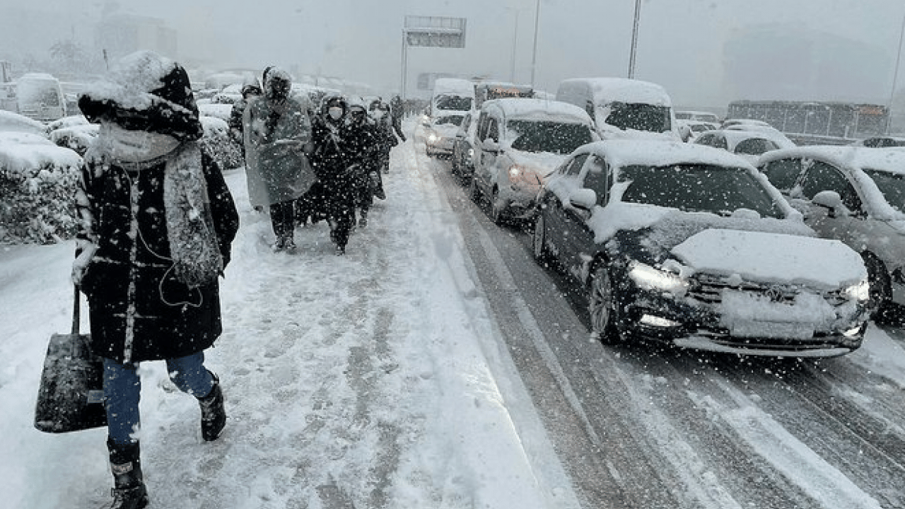 Foto - İstanbul’da kar yağışı ulaşımı felç etti: Trafik yoğunluğu yüzde 81’e fırladı!