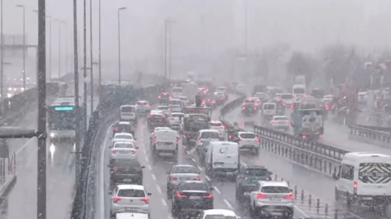 Foto - İstanbul’da kar yağışı ulaşımı felç etti: Trafik yoğunluğu yüzde 81’e fırladı!