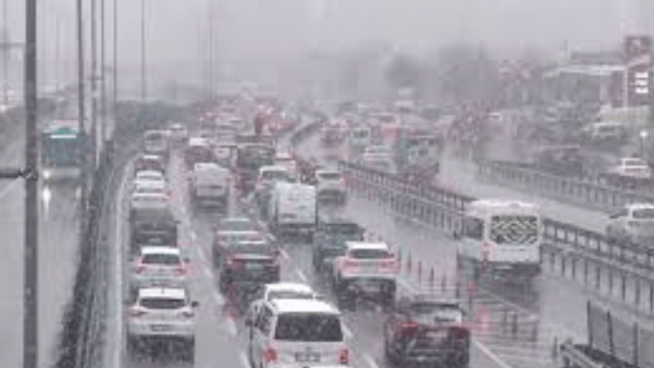 Foto - İstanbul’da kar yağışı ulaşımı felç etti: Trafik yoğunluğu yüzde 81’e fırladı!