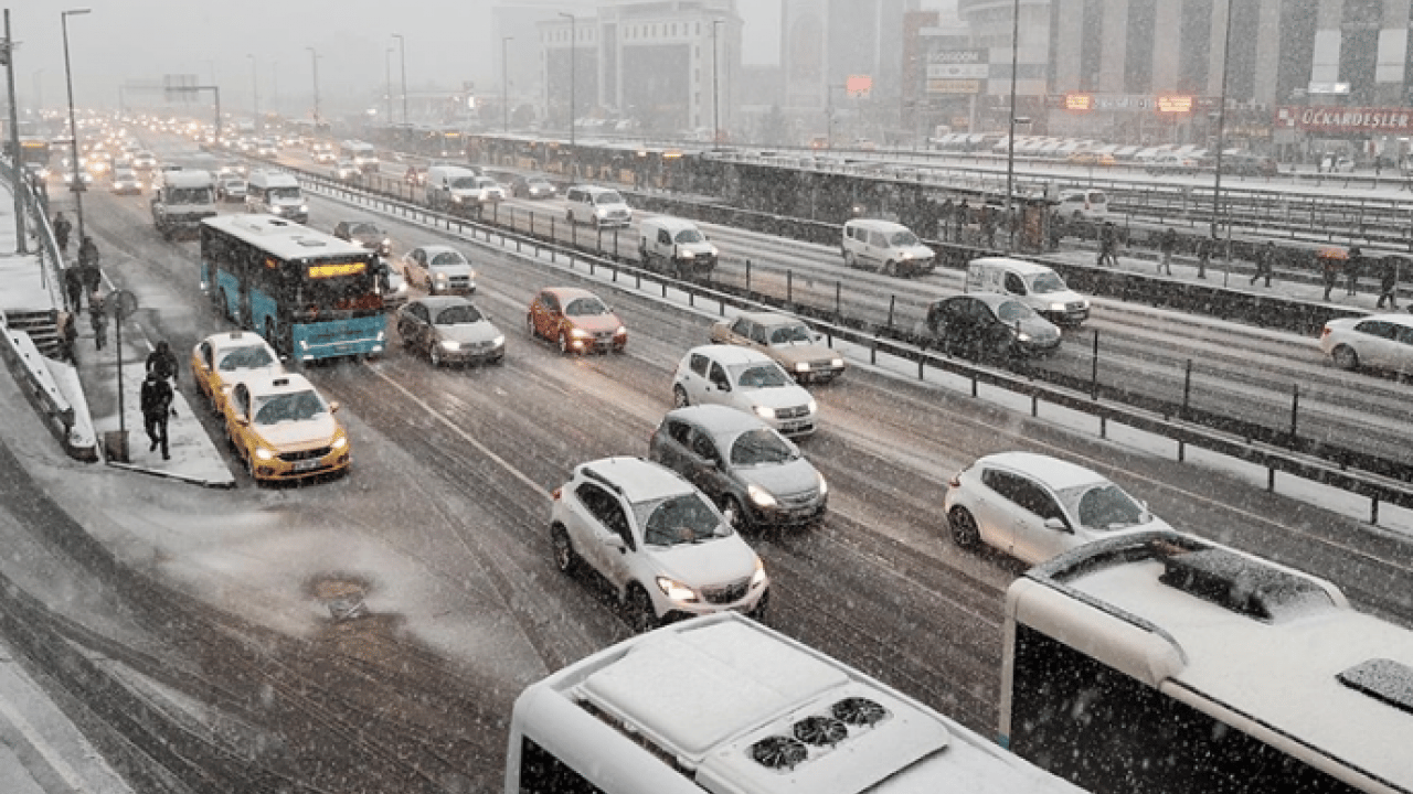 Foto - İstanbul’da kar yağışı ulaşımı felç etti: Trafik yoğunluğu yüzde 81’e fırladı!
