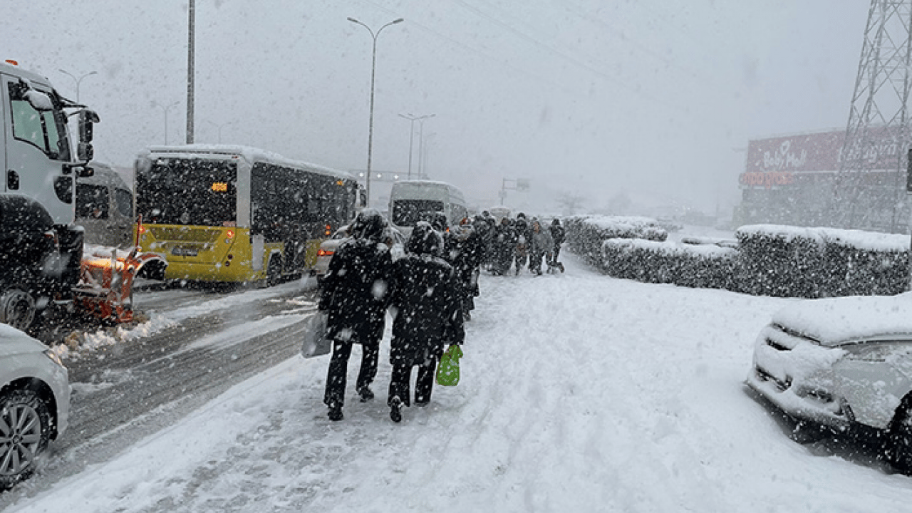 Foto - İstanbul’da kar yağışı ulaşımı felç etti: Trafik yoğunluğu yüzde 81’e fırladı!