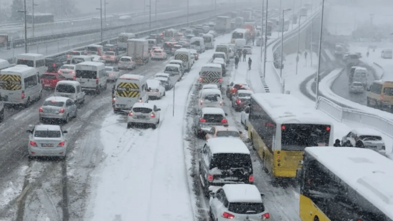 Foto - İstanbul’da kar yağışı ulaşımı felç etti: Trafik yoğunluğu yüzde 81’e fırladı!
