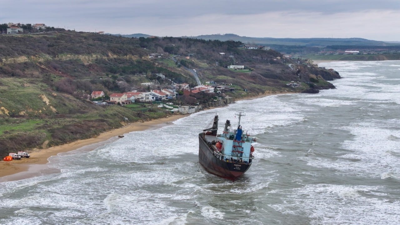 Foto - İstanbul’da karaya oturmuştu! Kargo gemisinin bekleyişi sürüyor