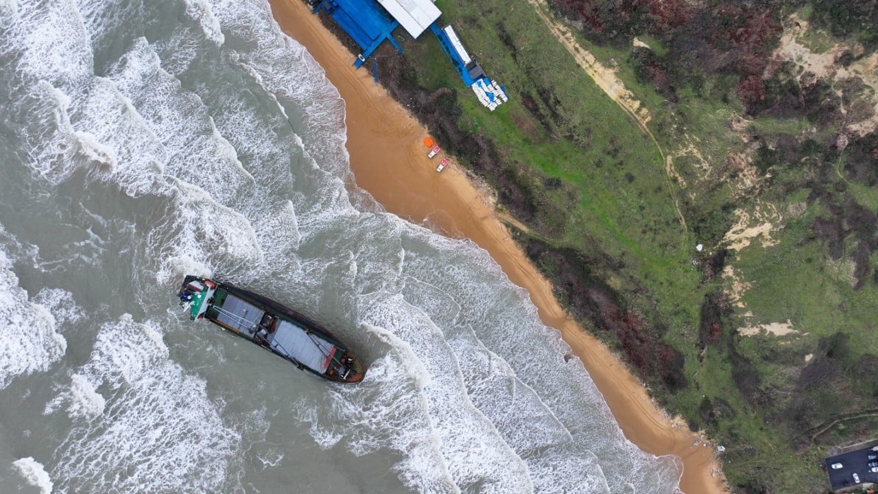 Foto - İstanbul’da karaya oturmuştu! Kargo gemisinin bekleyişi sürüyor