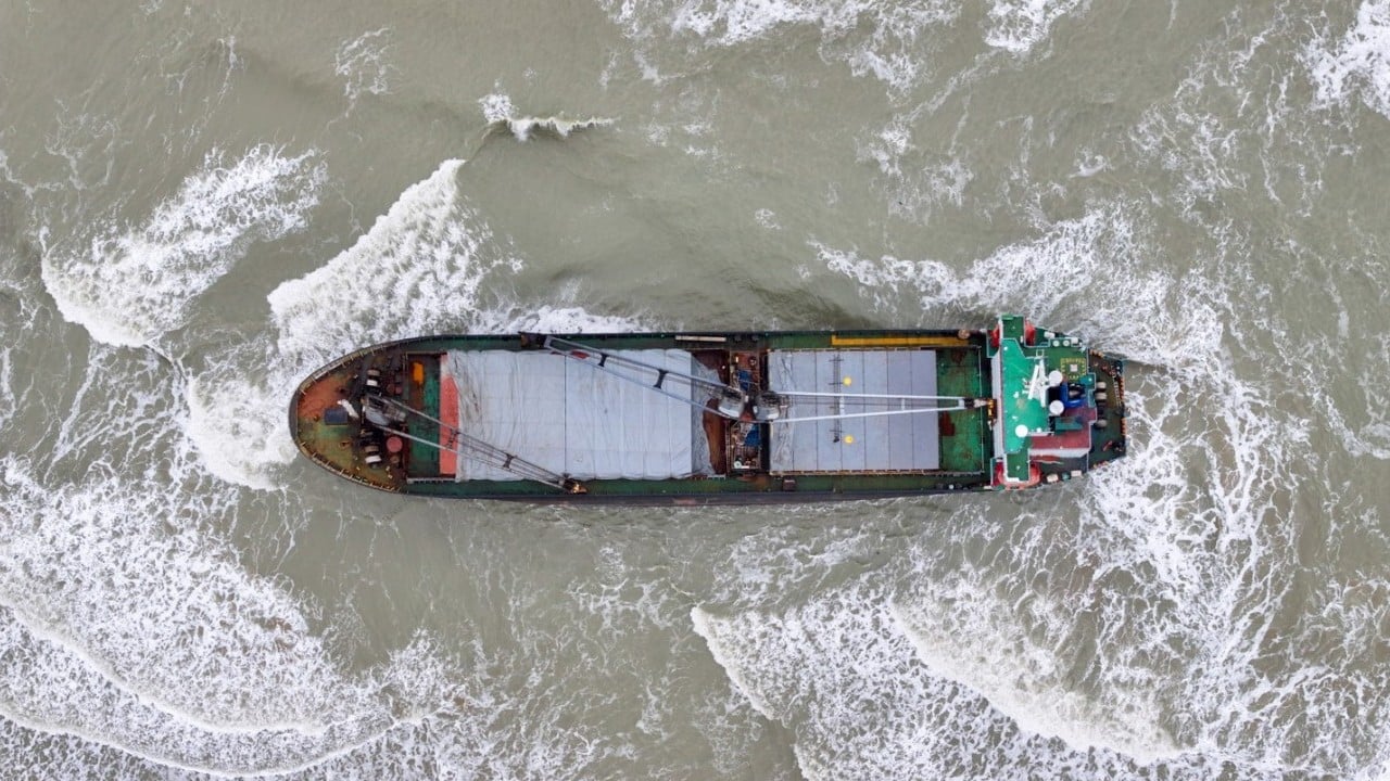 Foto - İstanbul’da karaya oturmuştu! Kargo gemisinin bekleyişi sürüyor
