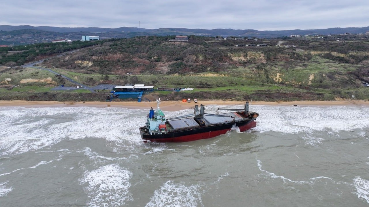 İstanbul’da karaya oturmuştu! Kargo gemisinin bekleyişi sürüyor