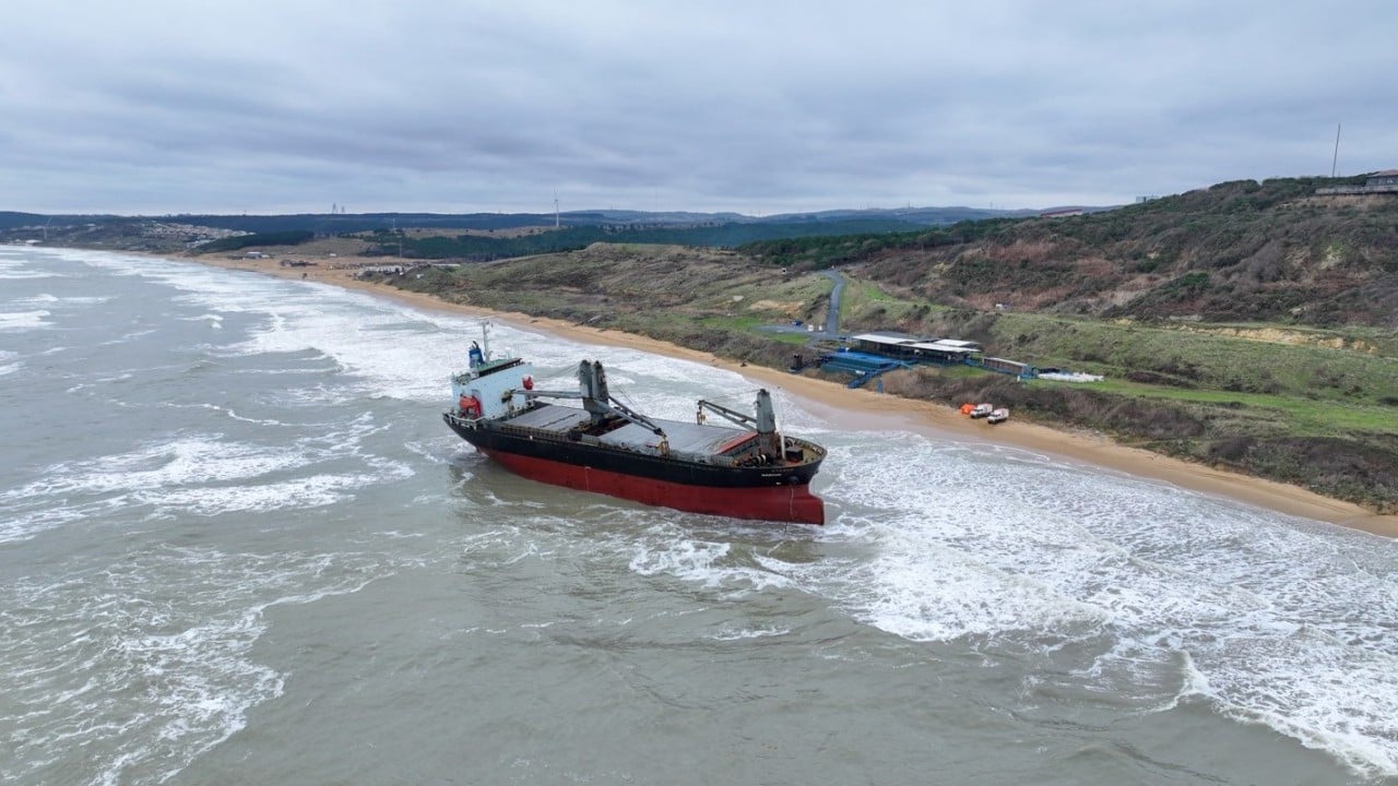 Foto - İstanbul’da karaya oturmuştu! Kargo gemisinin bekleyişi sürüyor