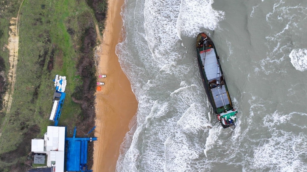 Foto - İstanbul’da karaya oturmuştu! Kargo gemisinin bekleyişi sürüyor