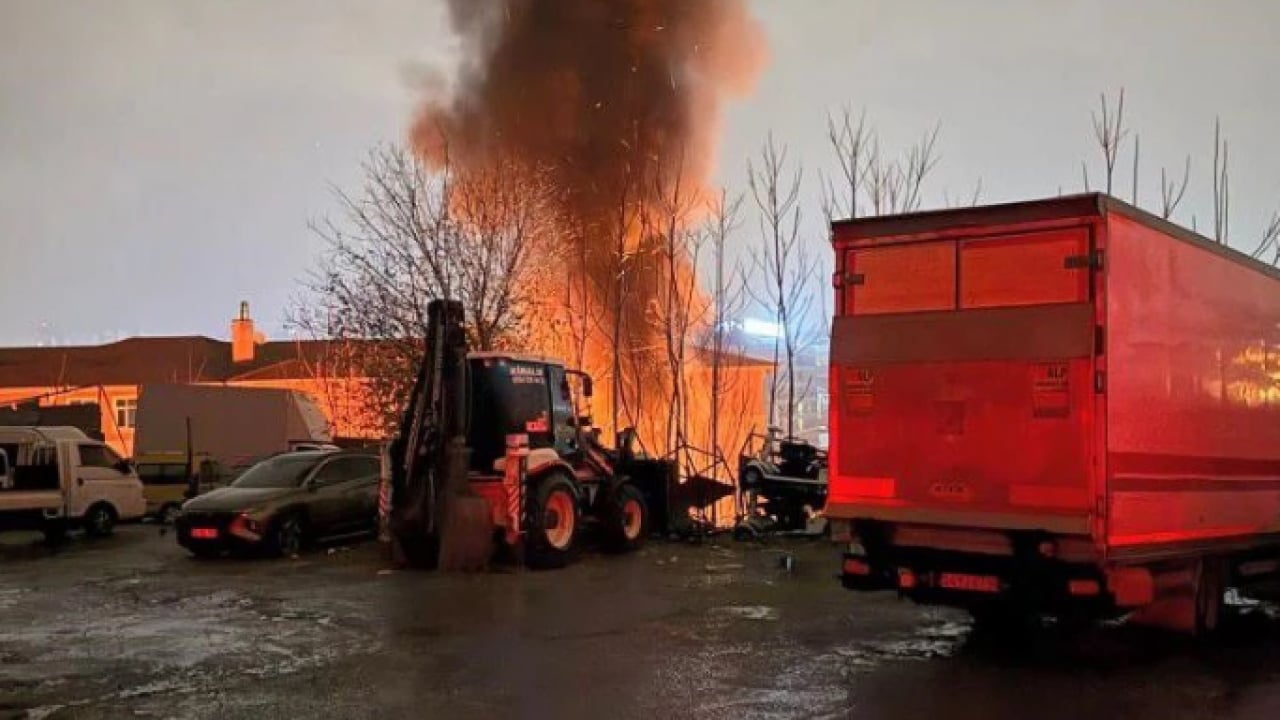 İstanbul’da korkutan görüntü! Park halindeki 14 araç yandı