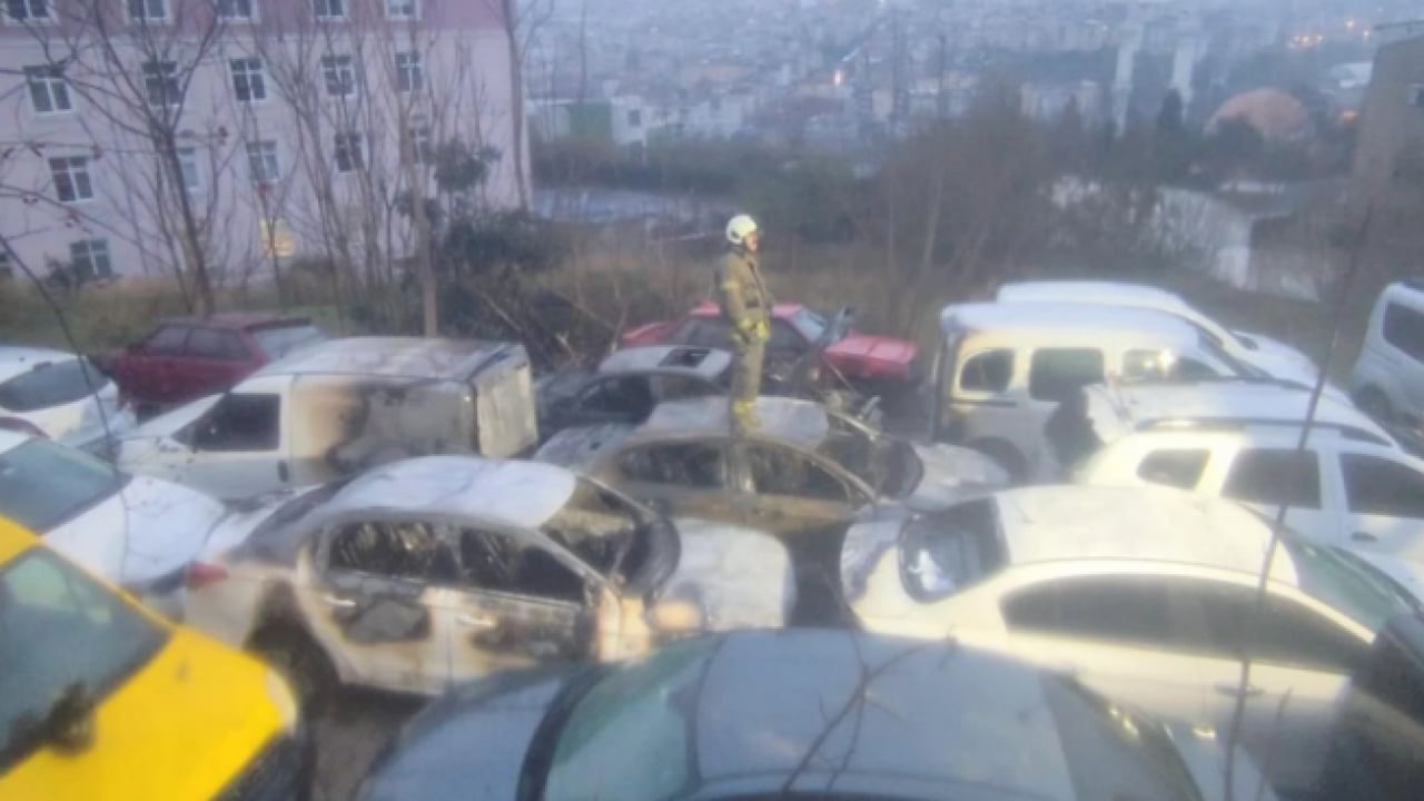 Foto - İstanbul’da korkutan görüntü! Park halindeki 14 araç yandı