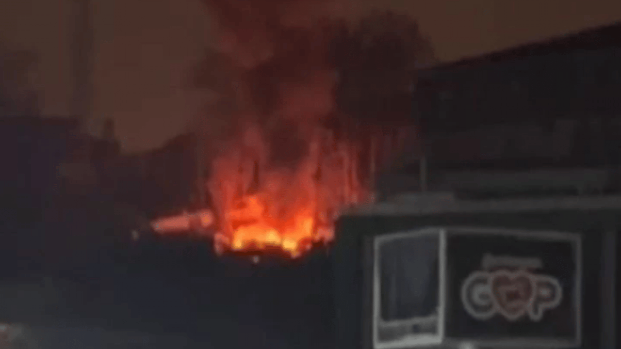 Foto - İstanbul’da korkutan görüntü! Park halindeki 14 araç yandı