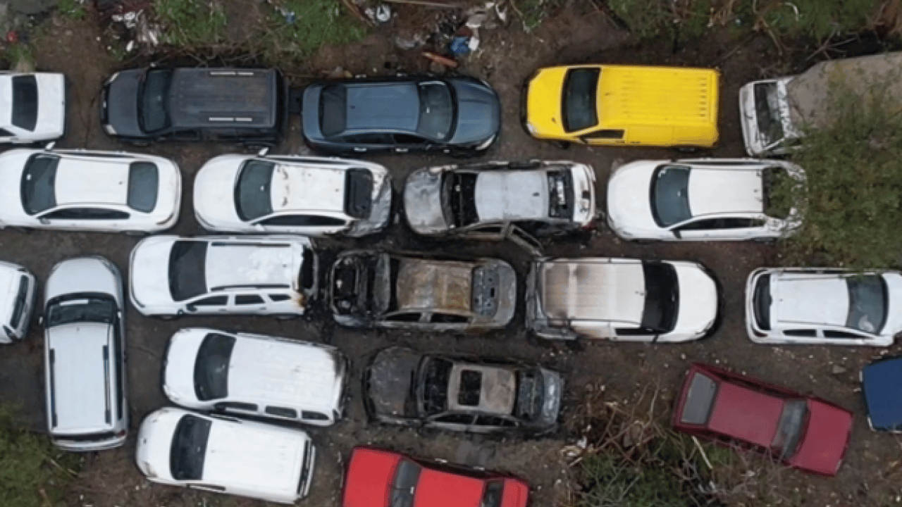 Foto - İstanbul’da korkutan görüntü! Park halindeki 14 araç yandı