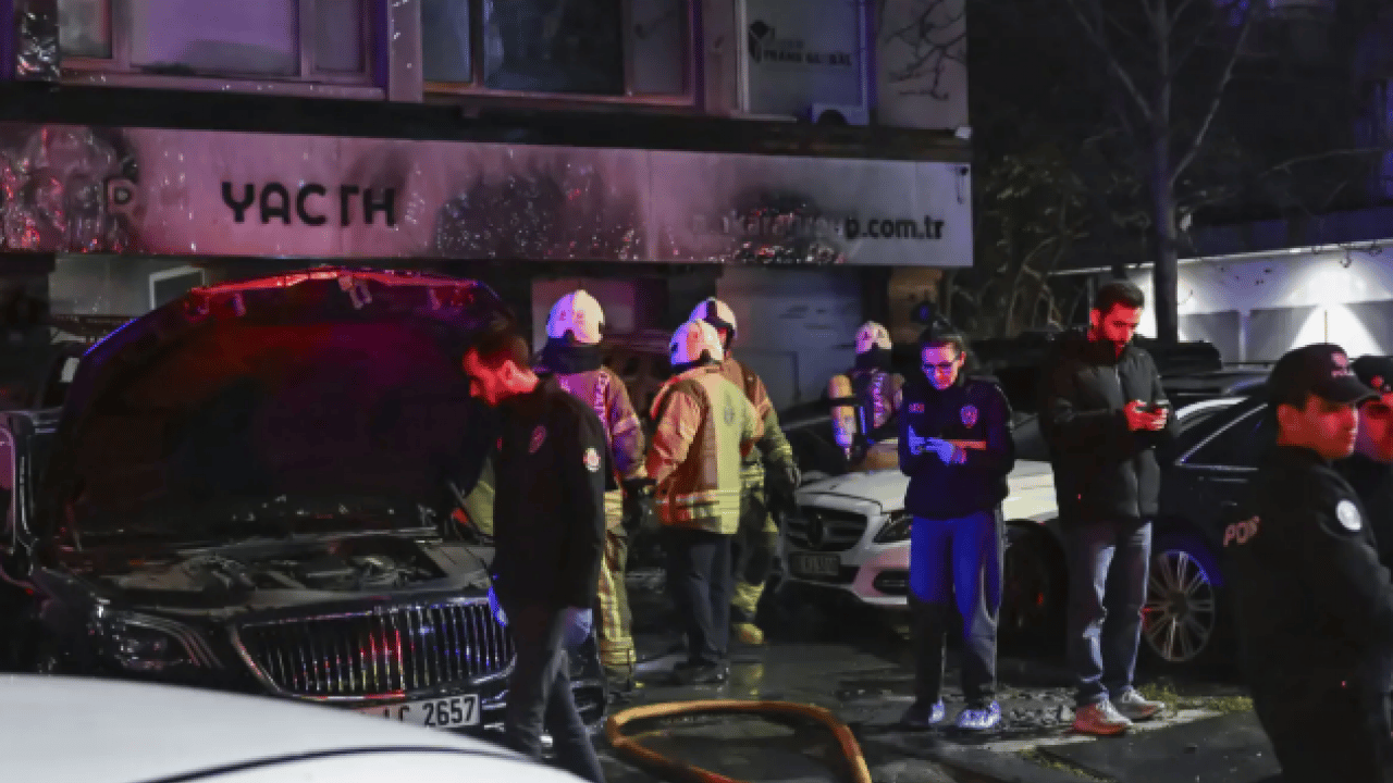Foto - İstanbul'da korkutan yangın: 15 lüks araç küle döndü!