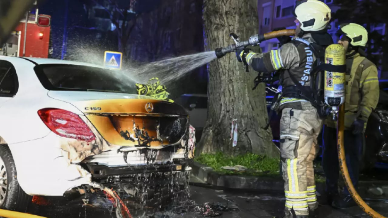 Foto - İstanbul'da korkutan yangın: 15 lüks araç küle döndü!