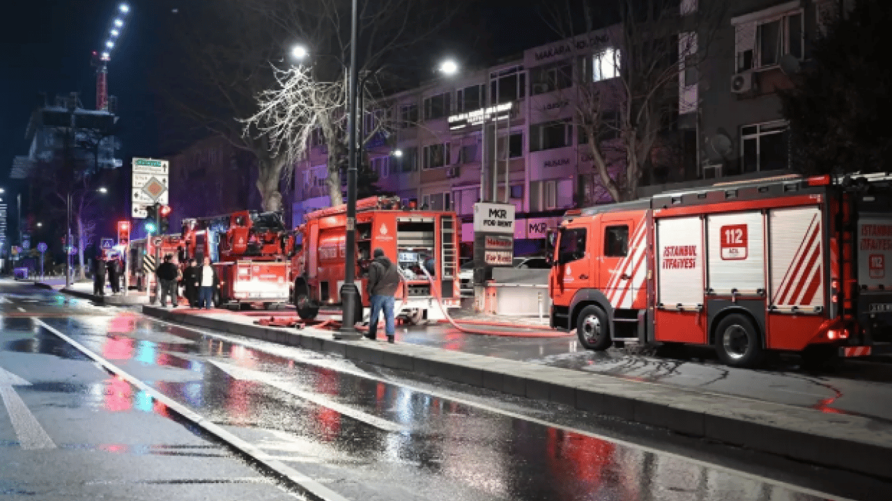 İstanbul'da korkutan yangın: 15 lüks araç küle döndü!
