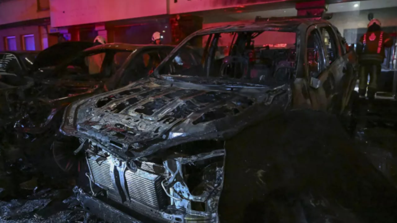 Foto - İstanbul'da korkutan yangın: 15 lüks araç küle döndü!