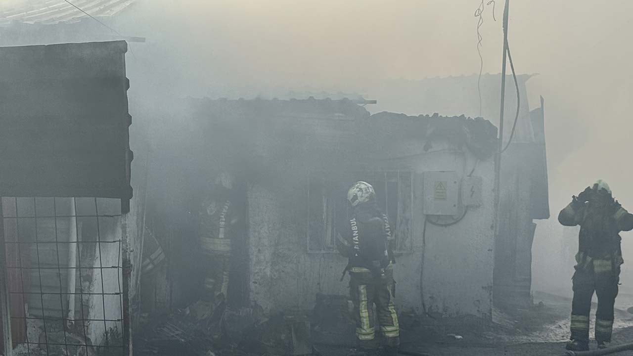 Foto - İstanbul'da korkutan yangın! Tam bin metrekare alan...