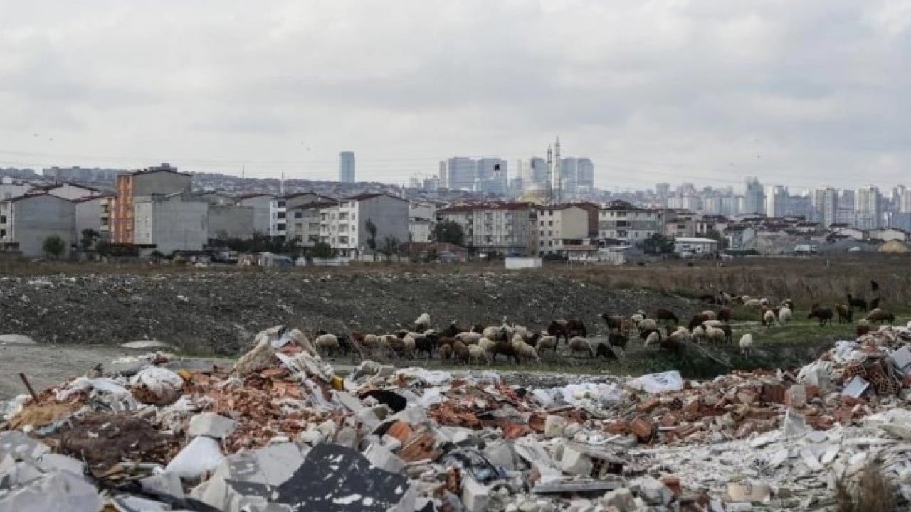 Foto - İstanbul’da panikleten görüntü! Dere simsiyah oldu