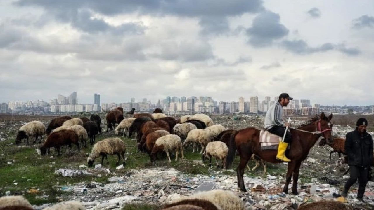 Foto - İstanbul’da panikleten görüntü! Dere simsiyah oldu