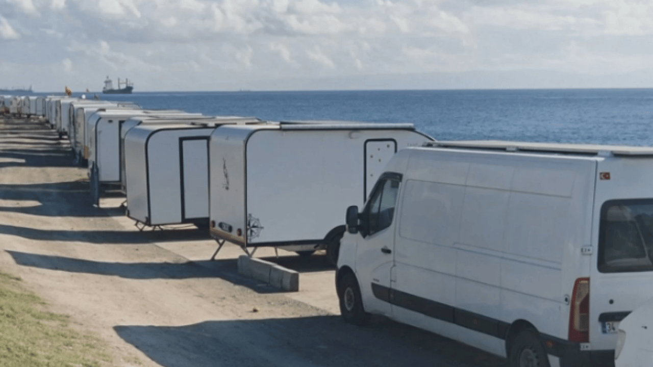 Foto - İstanbul’da pes dedirten görüntü! 700 araç sahili işgal etti