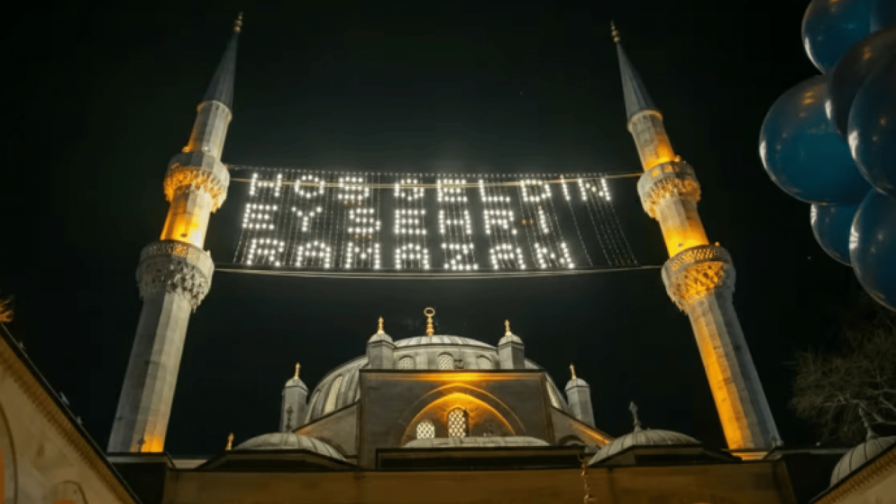 Foto - İstanbul’da Ramazan ışıltısı: Sembol yapılar hilal ve yıldız temalı süslemelerle ışıklandırılacak