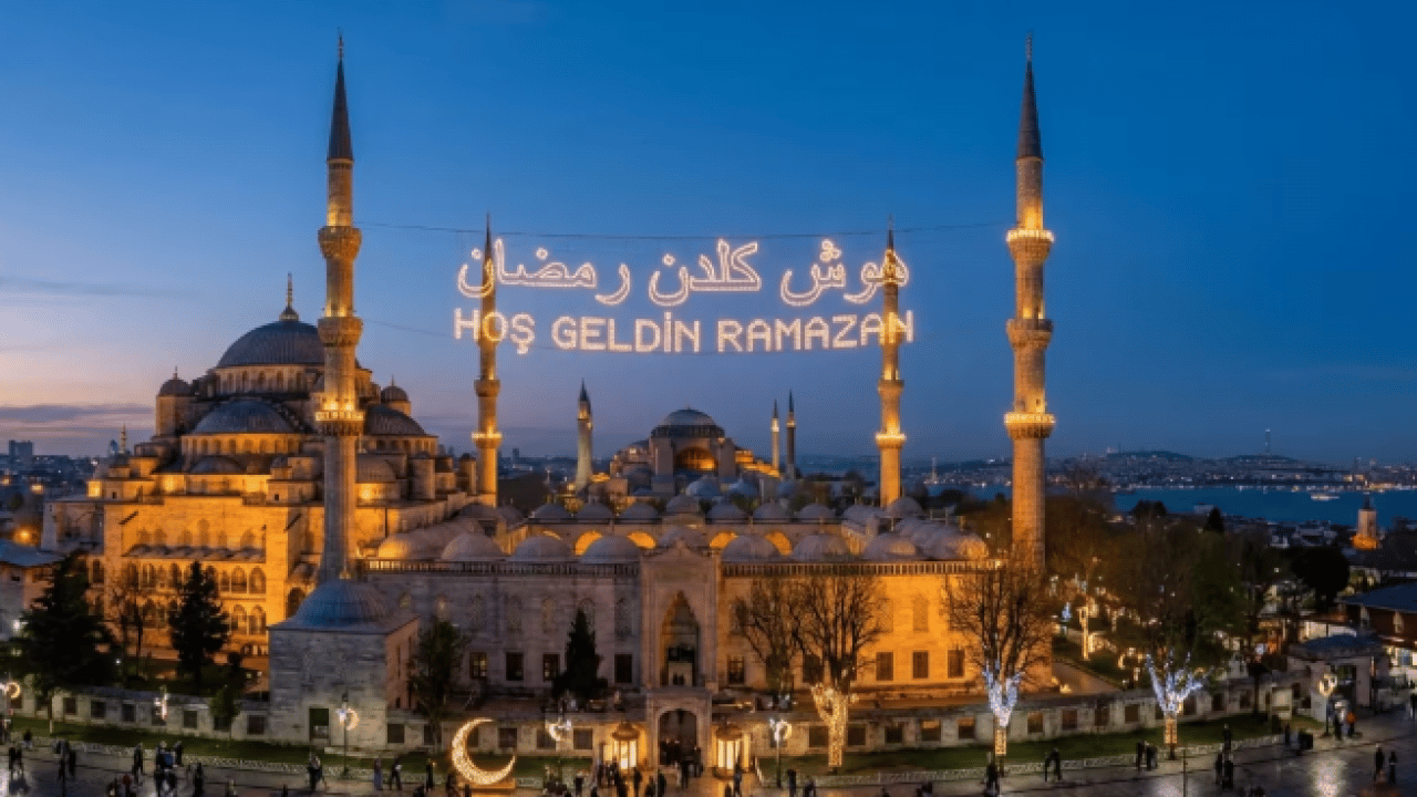 Foto - İstanbul’da Ramazan ışıltısı: Sembol yapılar hilal ve yıldız temalı süslemelerle ışıklandırılacak