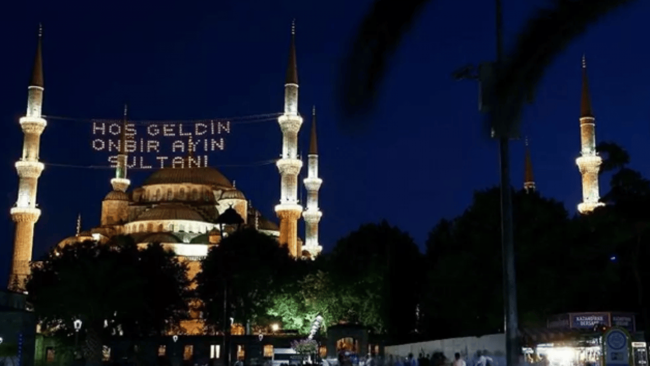 Foto - İstanbul’da Ramazan ışıltısı: Sembol yapılar hilal ve yıldız temalı süslemelerle ışıklandırılacak