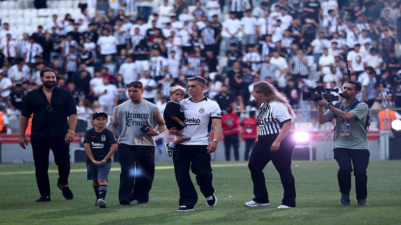 İstanbul'da yılın transfer bombası patladı! Beşiktaş, Arsenal'in süper sol kanadını 20 bin taraftarın önünde renklerine bağladı!