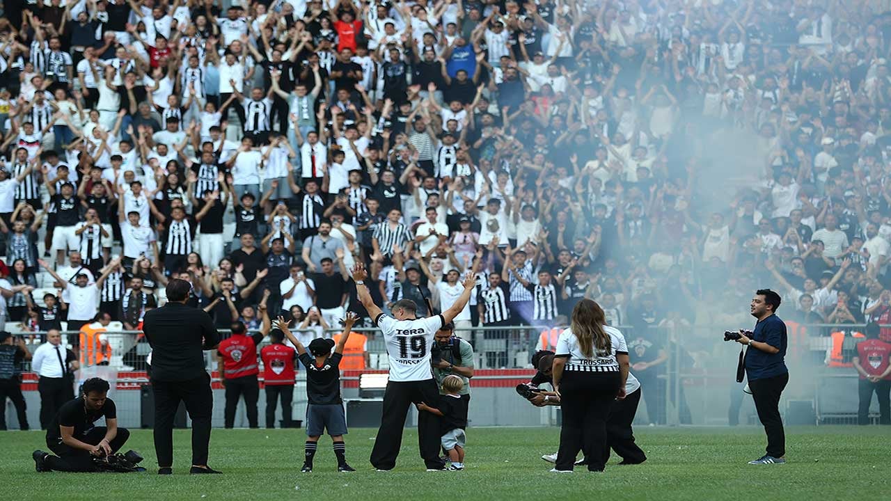 Foto - İstanbul'da yılın transfer bombası patladı! Beşiktaş, Arsenal'in süper sol kanadını 20 bin taraftarın önünde renklerine bağladı!