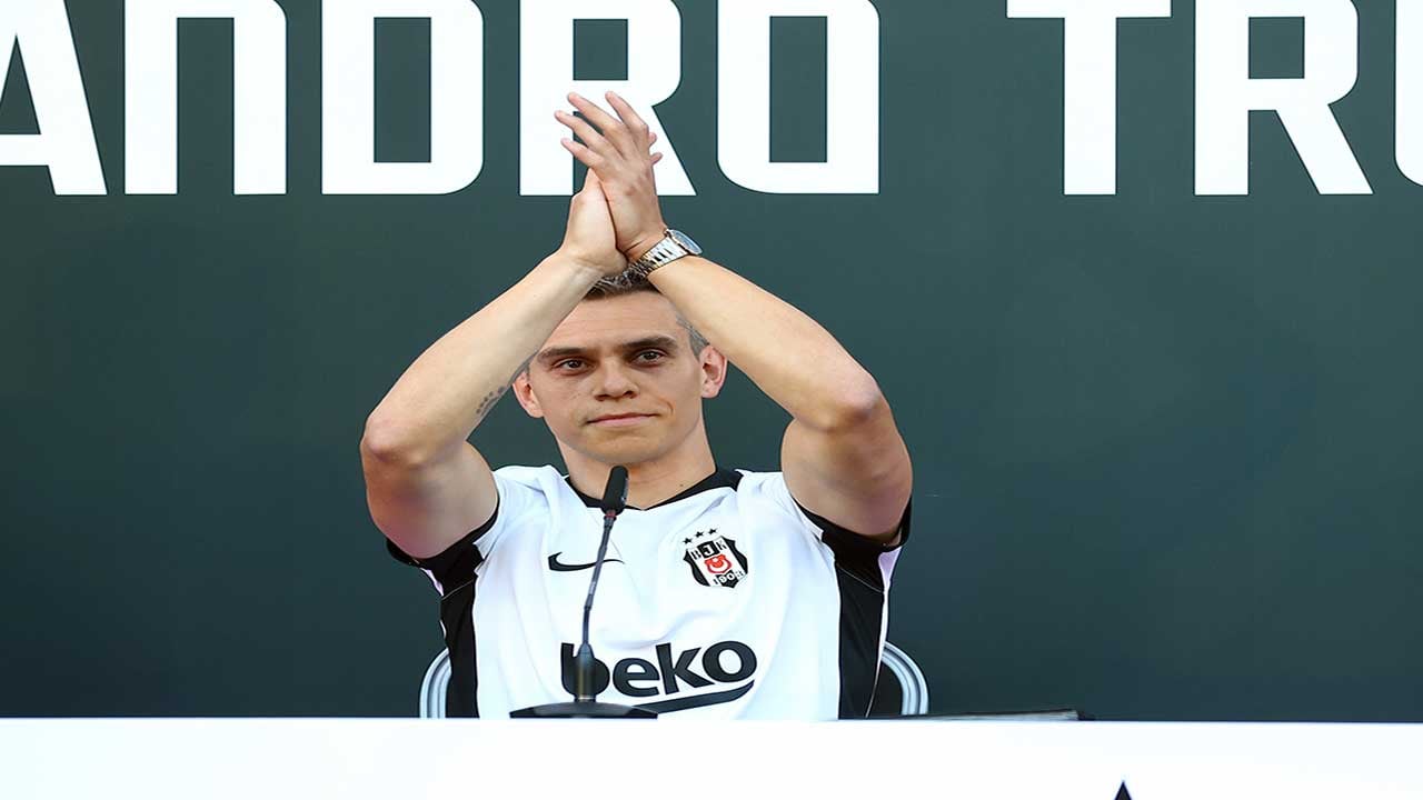 Foto - İstanbul'da yılın transfer bombası patladı! Beşiktaş, Arsenal'in süper sol kanadını 20 bin taraftarın önünde renklerine bağladı!