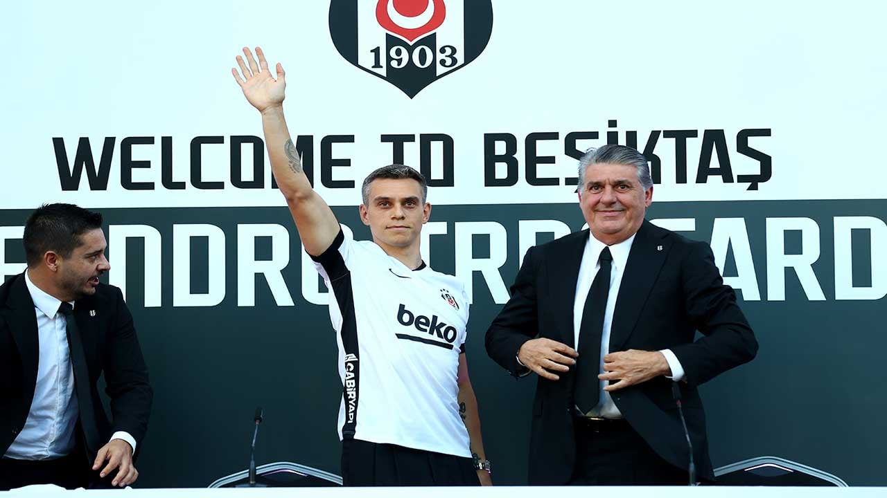 Foto - İstanbul'da yılın transfer bombası patladı! Beşiktaş, Arsenal'in süper sol kanadını 20 bin taraftarın önünde renklerine bağladı!