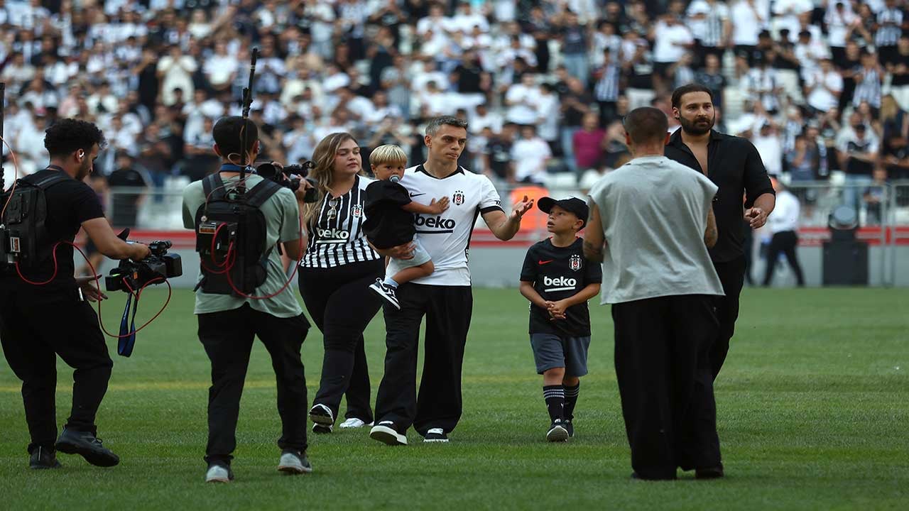 Foto - İstanbul'da yılın transfer bombası patladı! Beşiktaş, Arsenal'in süper sol kanadını 20 bin taraftarın önünde renklerine bağladı!