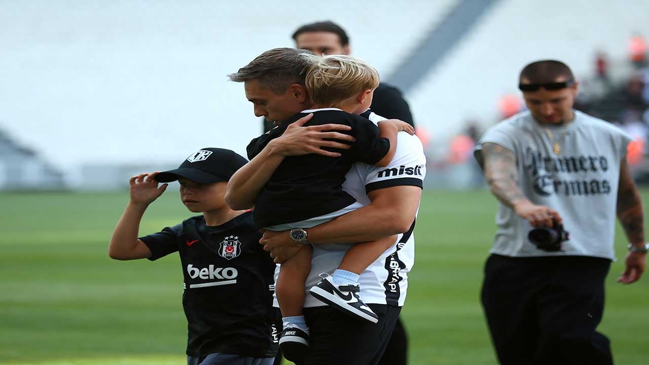 Foto - İstanbul'da yılın transfer bombası patladı! Beşiktaş, Arsenal'in süper sol kanadını 20 bin taraftarın önünde renklerine bağladı!
