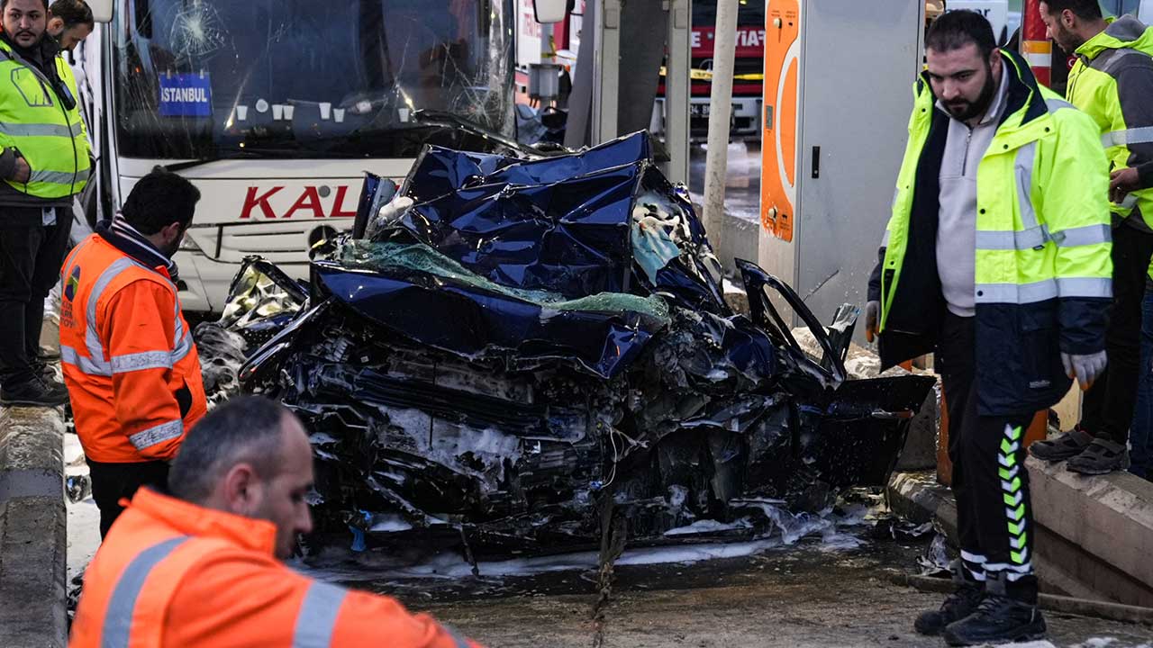 Foto - İstanbul'da yolcu otobüsü kaza yaptı! Ölüler var
