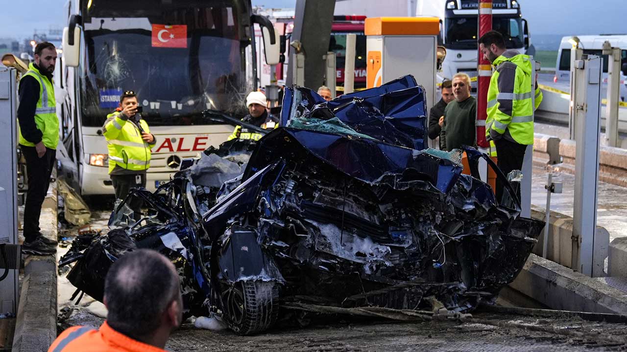 Foto - İstanbul'da yolcu otobüsü kaza yaptı! Ölüler var