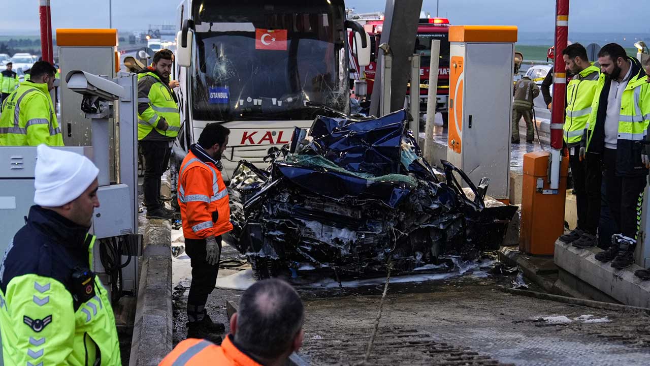 Foto - İstanbul'da yolcu otobüsü kaza yaptı! Ölüler var