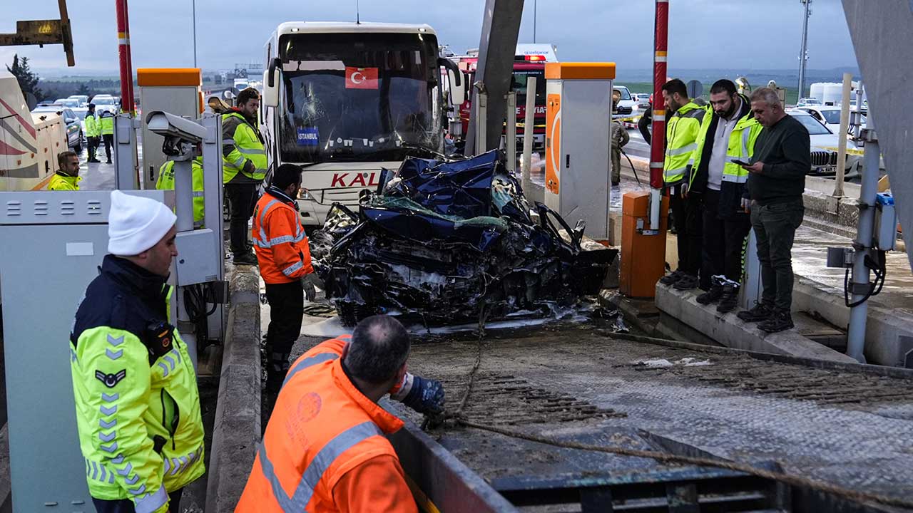 Foto - İstanbul'da yolcu otobüsü kaza yaptı! Ölüler var