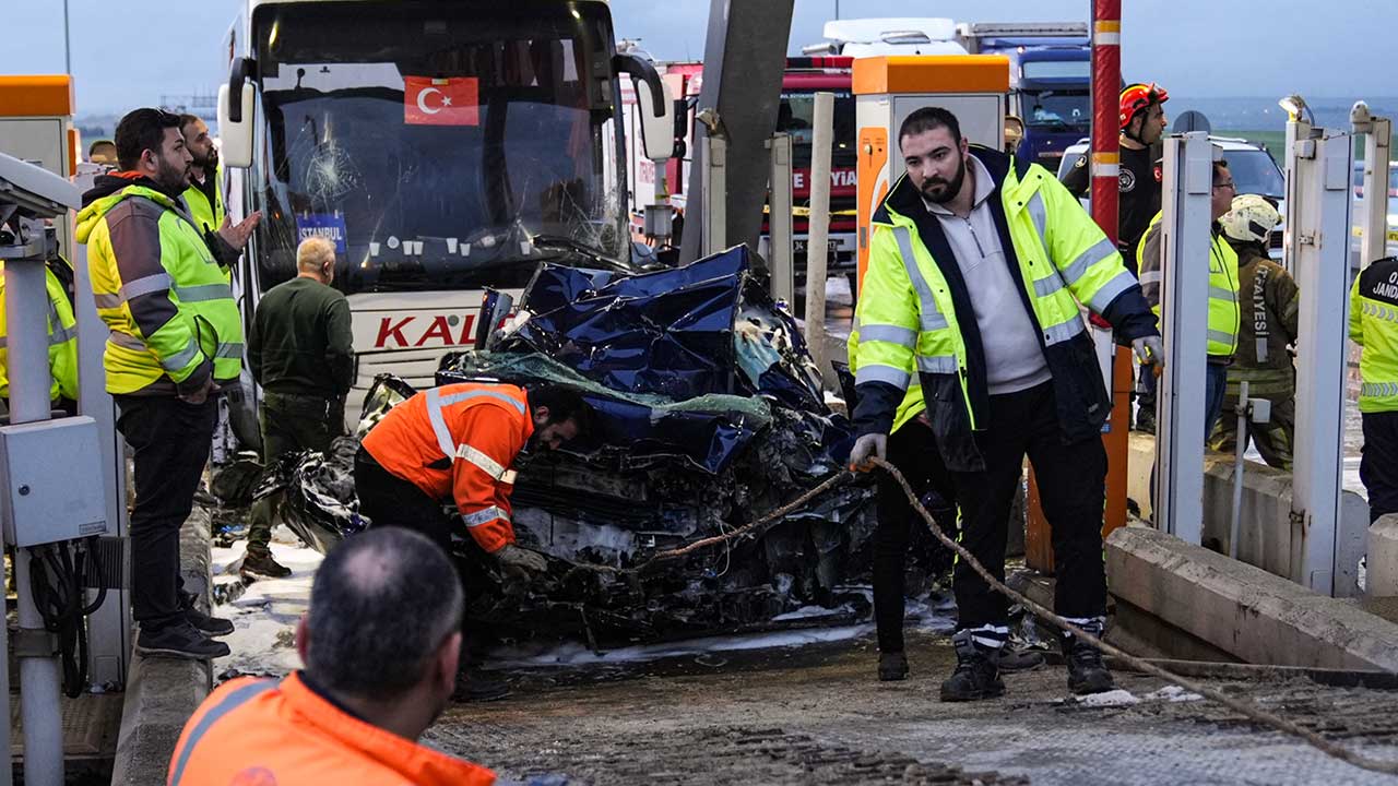 Foto - İstanbul'da yolcu otobüsü kaza yaptı! Ölüler var