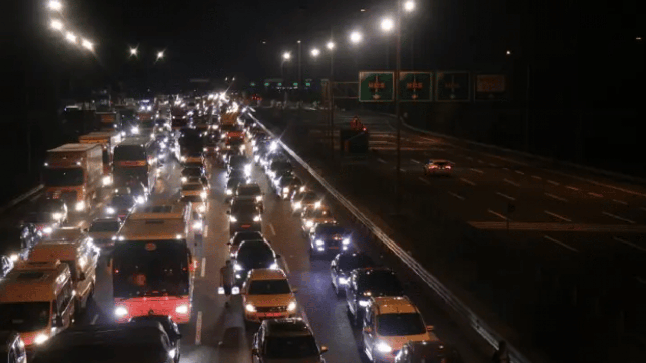 Foto - Kavimler göçü gibi: İstanbul'da trafik durma noktasına geldi!