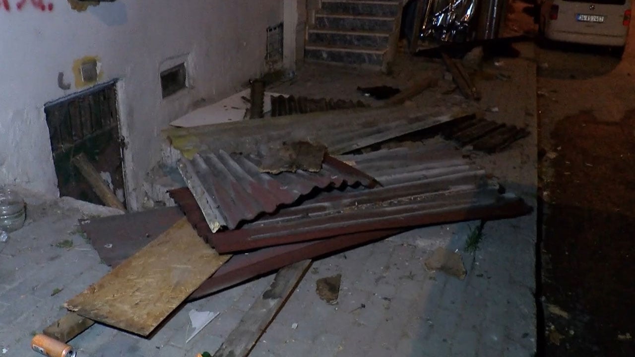 Foto - İstanbul'dan fırtına geçti: Ağaçlar devrildi, çatılar uçtu, uçaklar inemedi